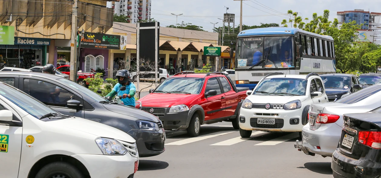 Semáforo sem funcionamento na avenida João XXIII
