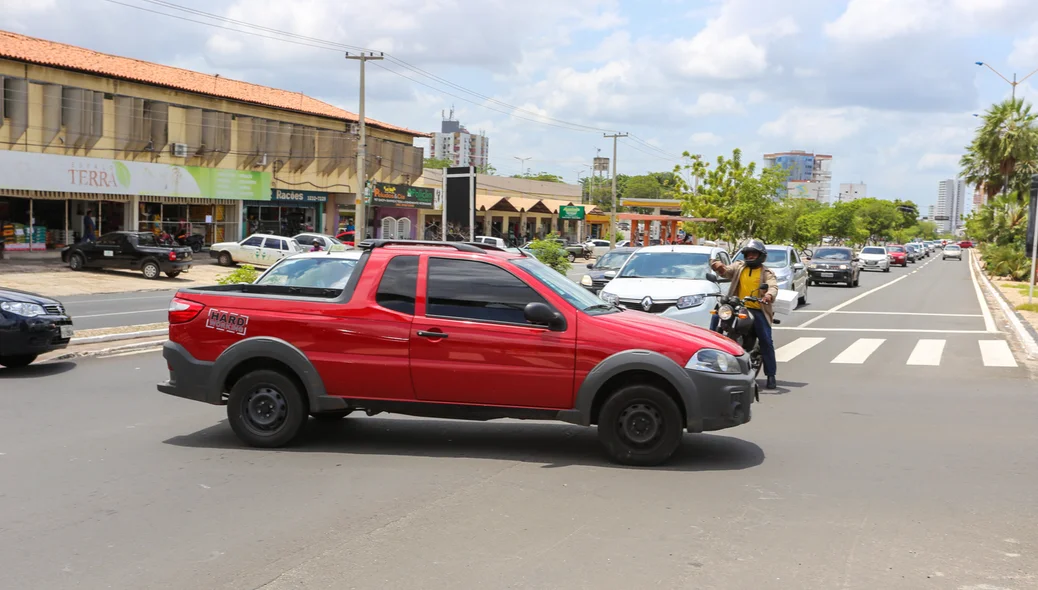 Sinal quebrado causa transtorno na avenida João XXIII