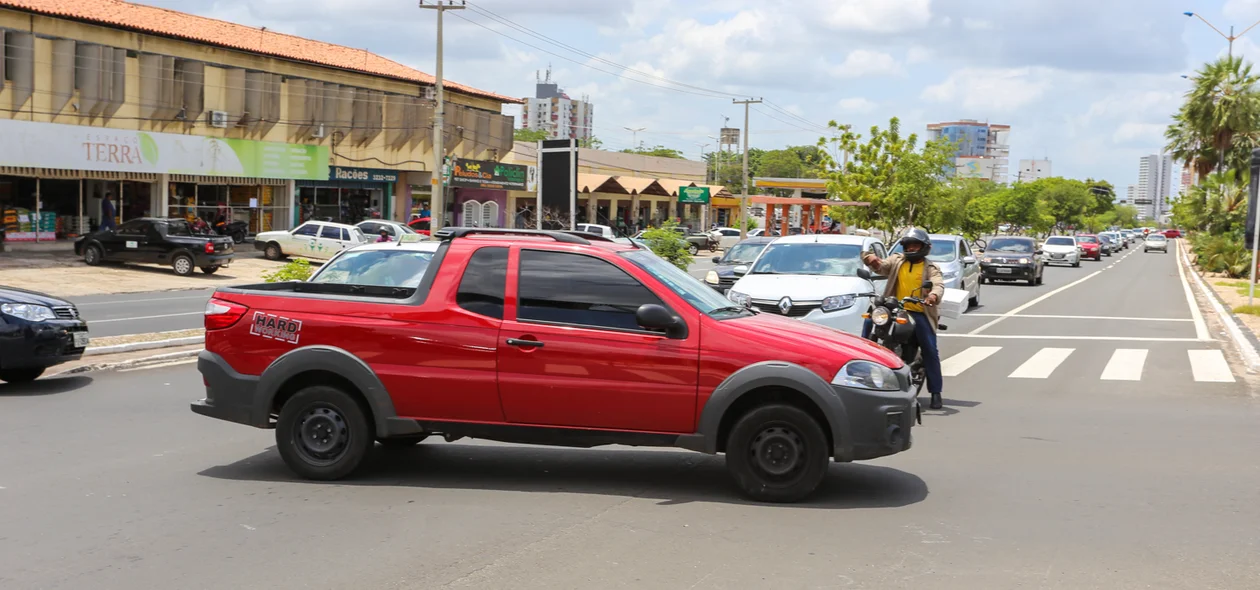 Sinal quebrado causa transtorno na avenida João XXIII
