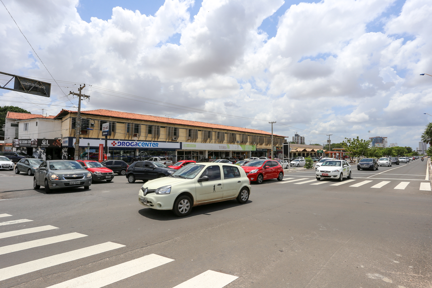 Sinal quebrado dificulta trânsito na avenida João XXIII
