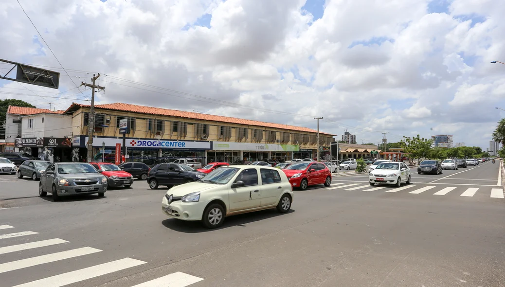 Sinal quebrado dificulta trânsito na avenida João XXIII