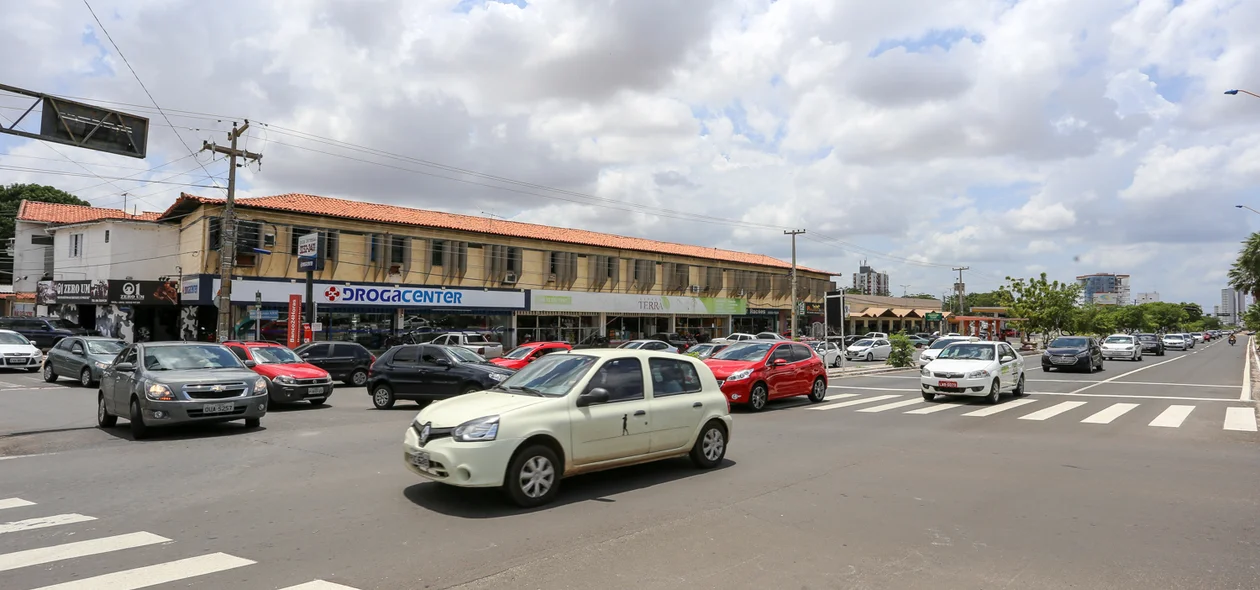 Sinal quebrado dificulta trânsito na avenida João XXIII