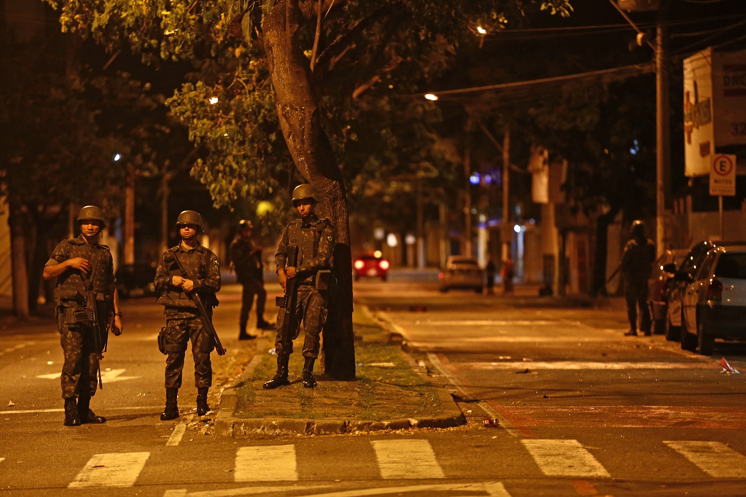  Soldados fazem patrulha no Espírito Santo