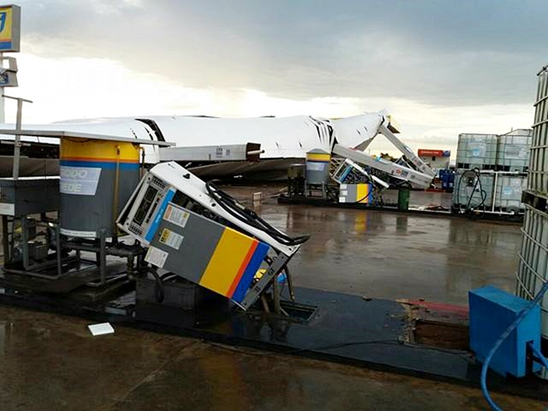 Temporal derruba estrutura metálica do Posto Noronha