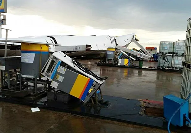 Temporal derruba estrutura metálica do Posto Noronha