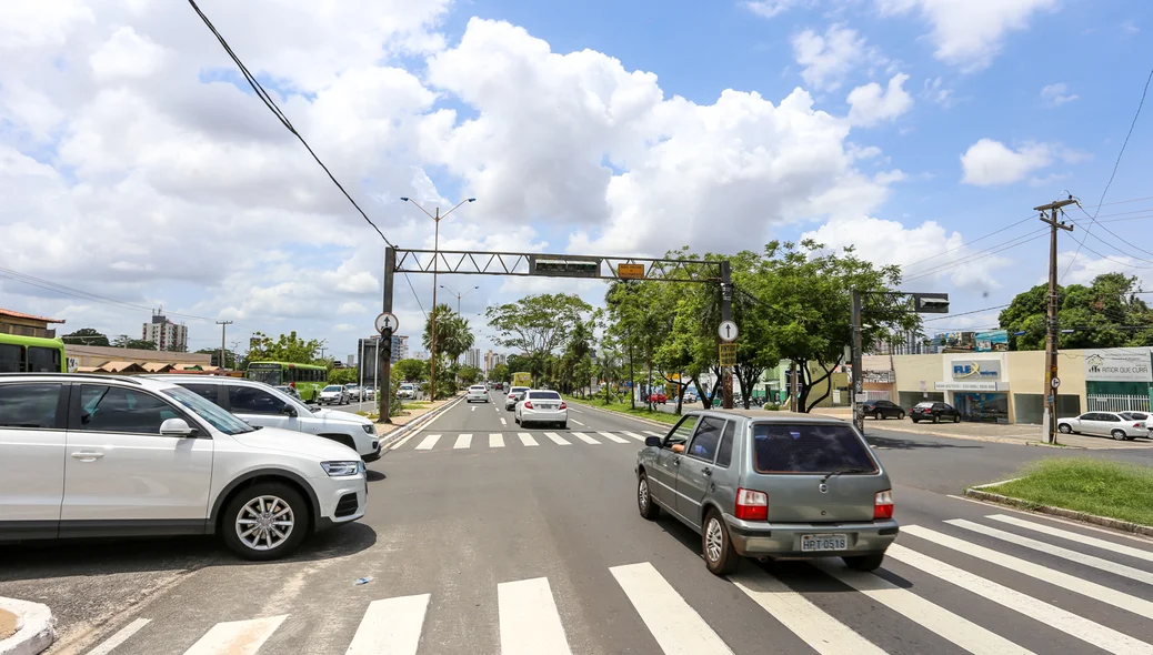 Trânsito lento na avenida João XXIII