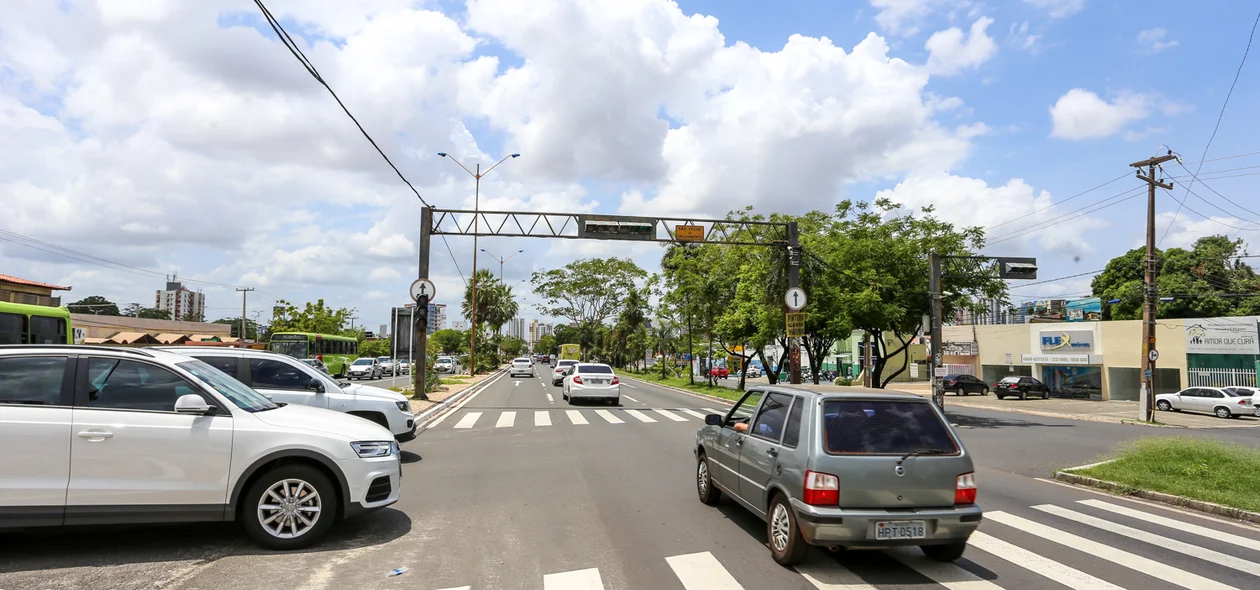 Trânsito lento na avenida João XXIII