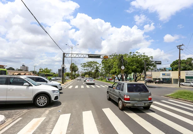 Trânsito lento na avenida João XXIII
