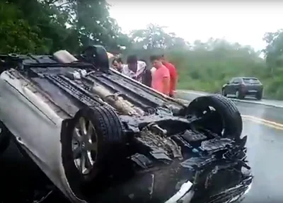 Advogado Jairo Lima capota carro