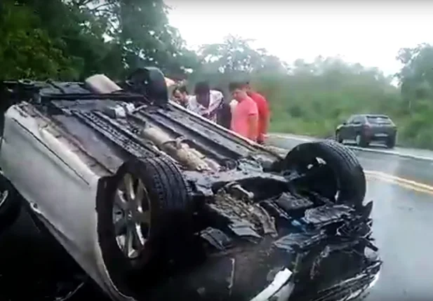 Advogado Jairo Lima capota carro