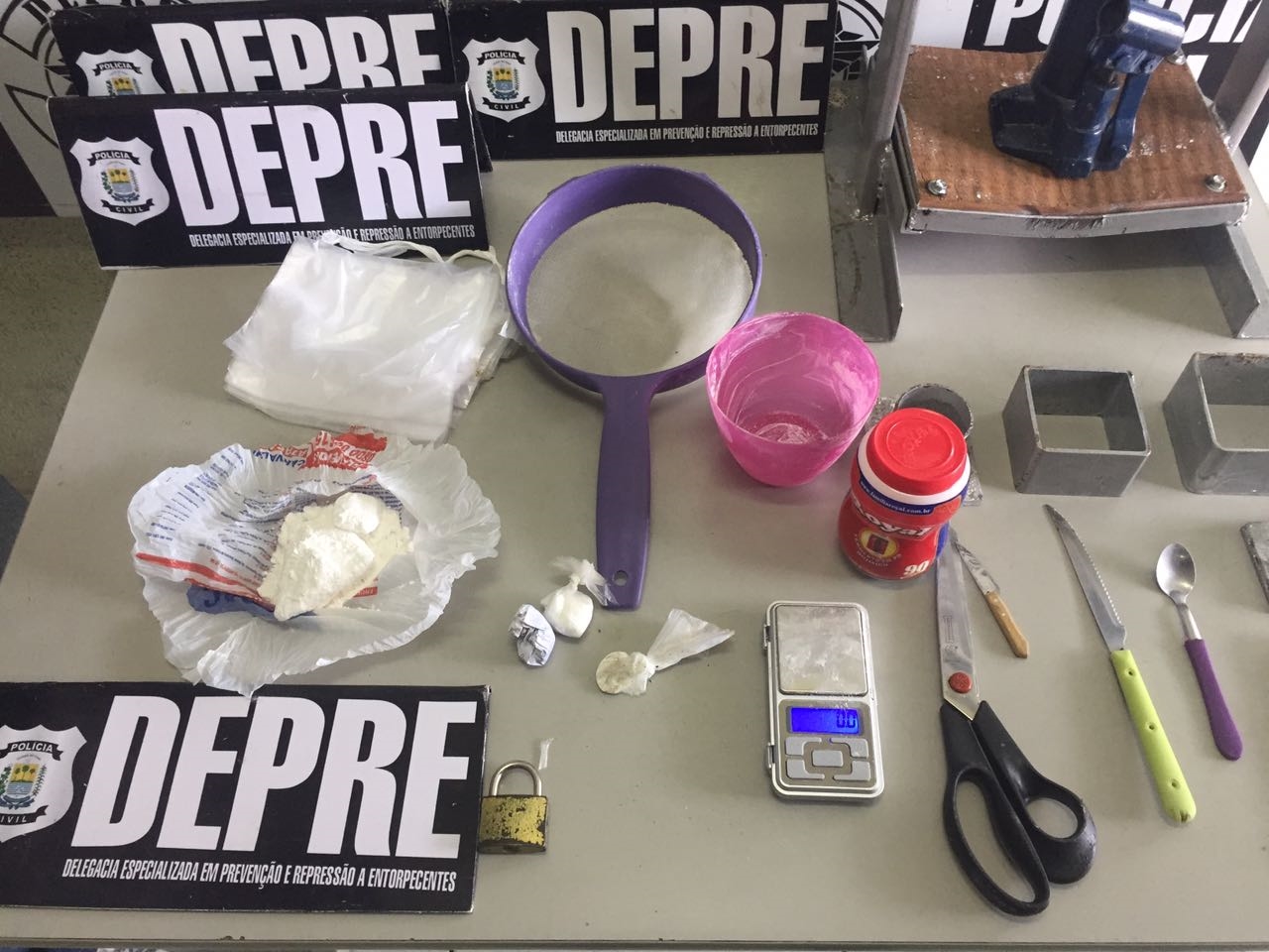 Droga e objetos apreendidos com Eudes