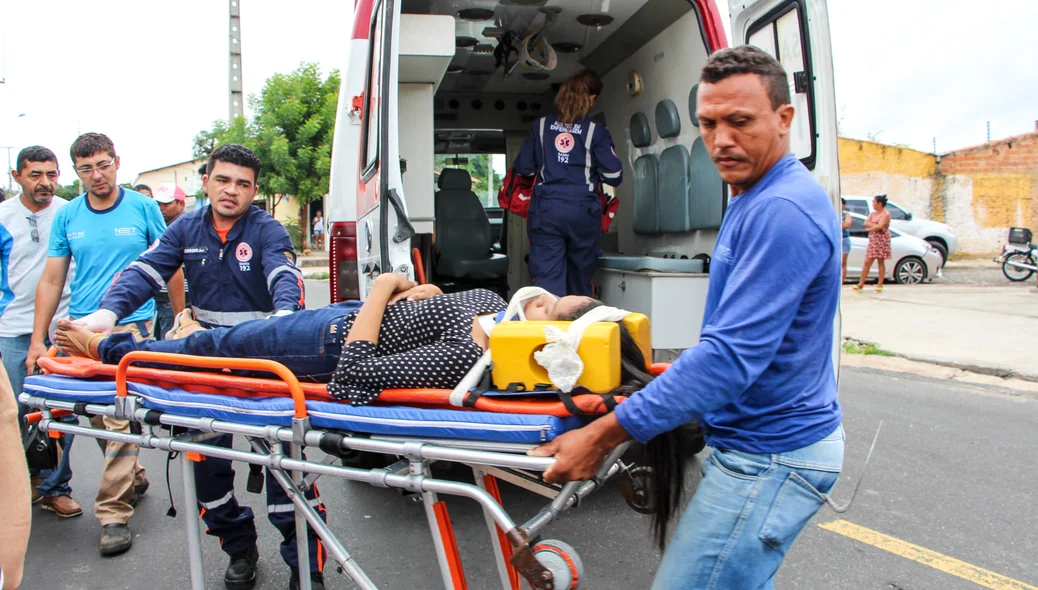 Maria sendo atendida pela equipe do Samu
