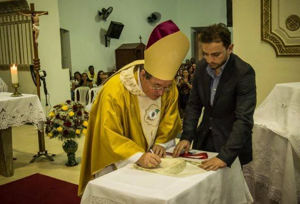 Bispo de São Raimundo Nonato, Dom Eduardo Zielski, assina documento
