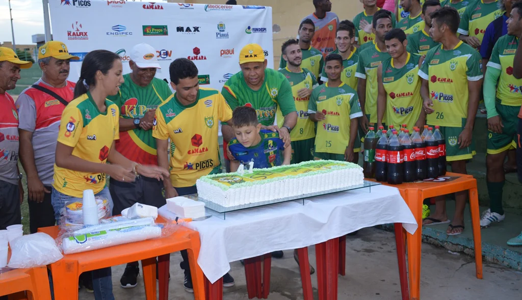 Criança apaga a vela