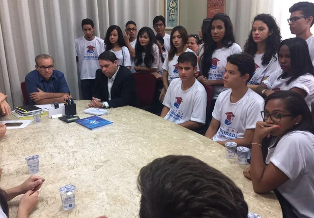 Firmino Filho e James Guerra em reunião com estudantes