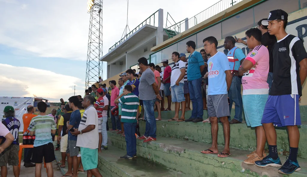 Torcida aguarda momento da comemoração