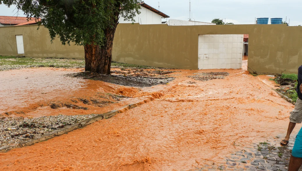 Água invade pousada localizada próxima a BR 343