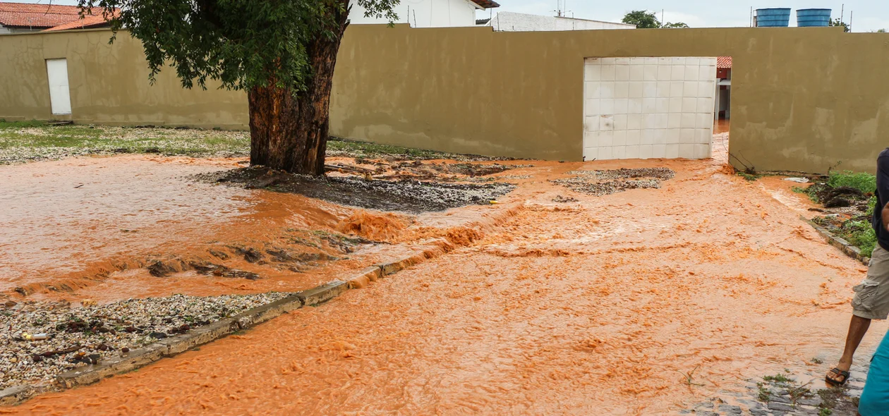 Água invade pousada localizada próxima a BR 343