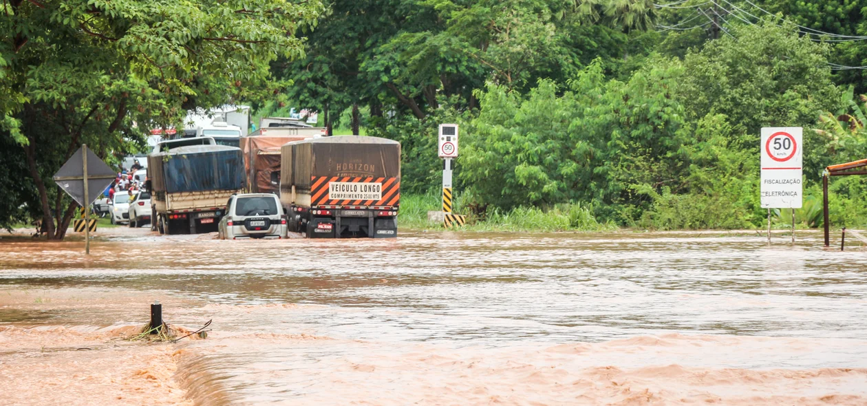 Alagamento registrado na BR 343