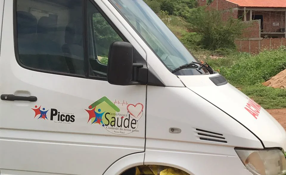 Ambulância esá abandonada