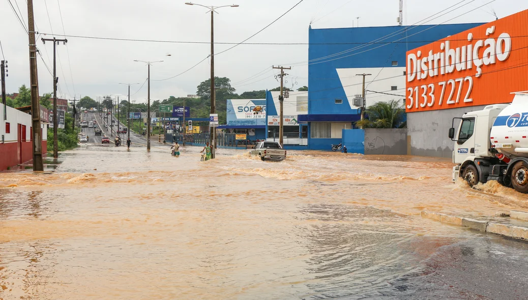 Avenida Noé Mendes alagada