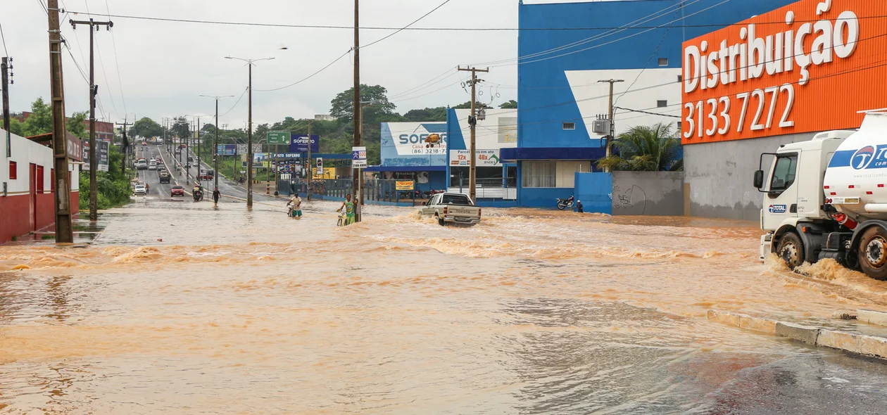 Avenida Noé Mendes alagada