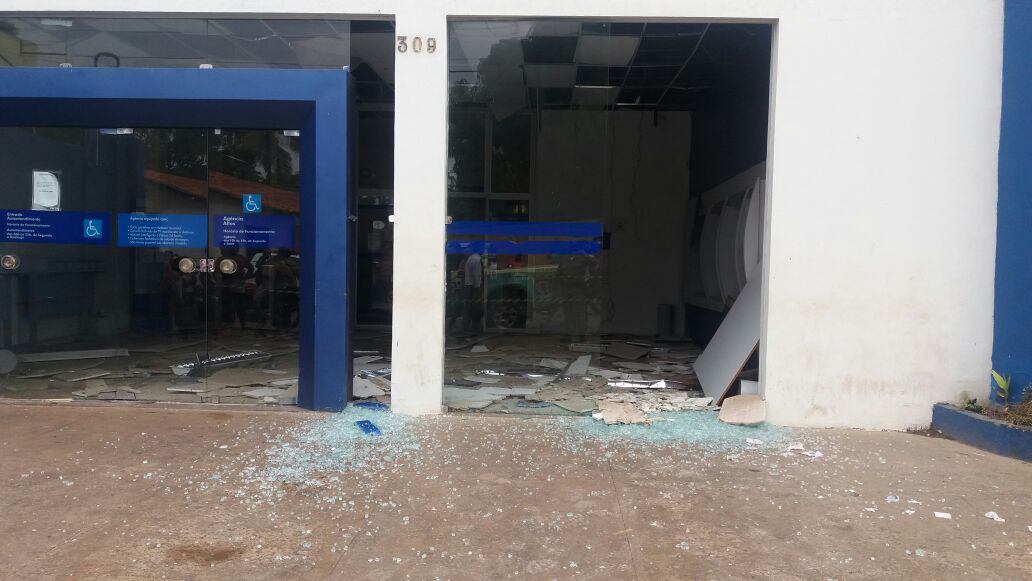 Bandidos arrombam agência da Caixa em Altos