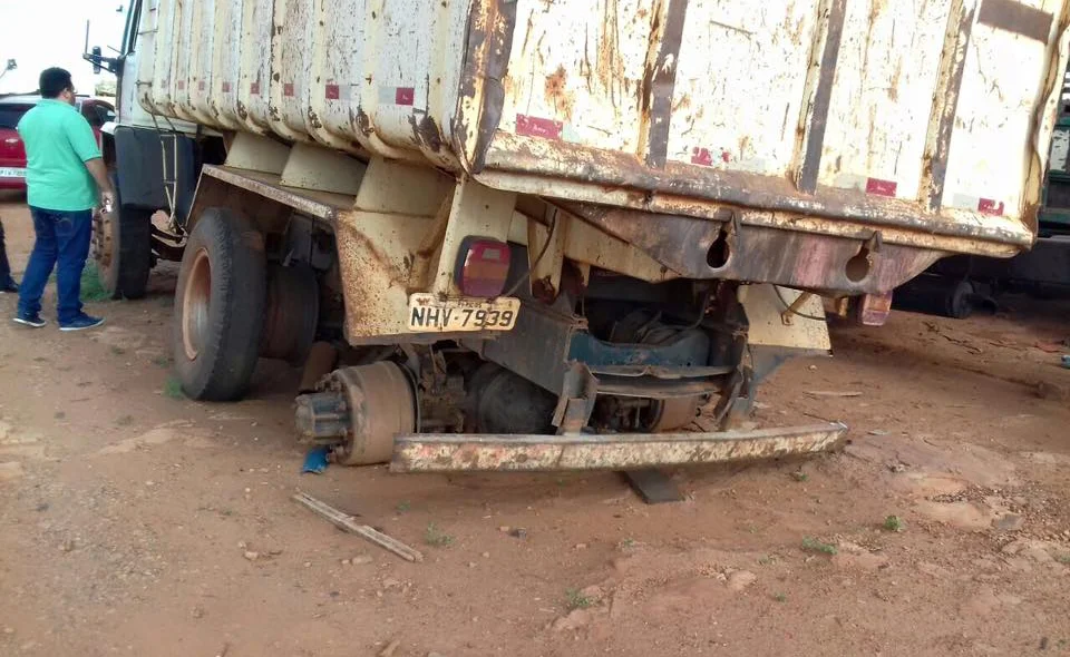 Caçamba abandonada
