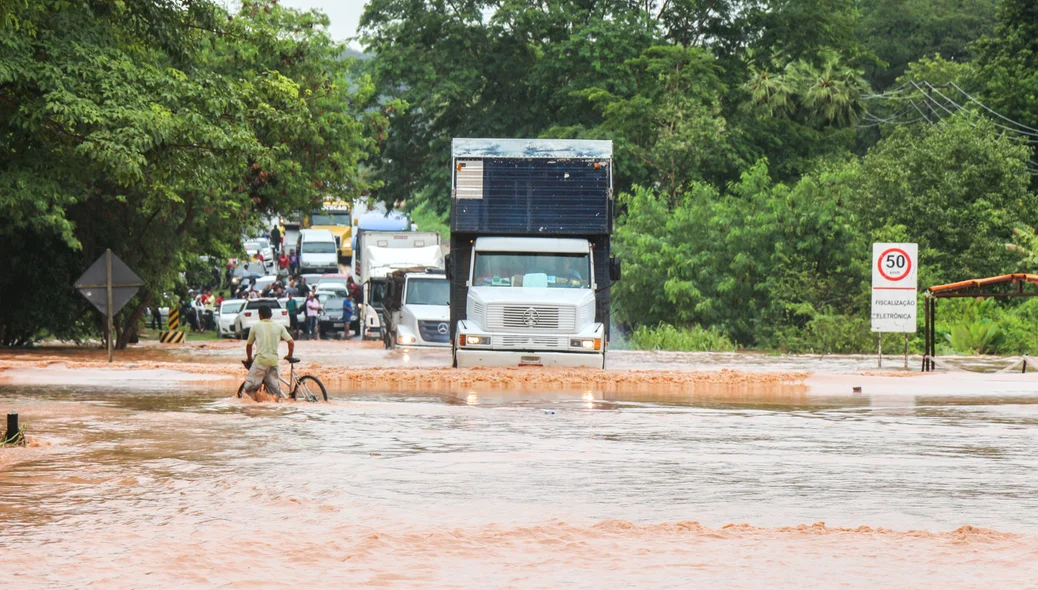 Caminhão se arrisca ao tentar passar por alagamento na BR 343