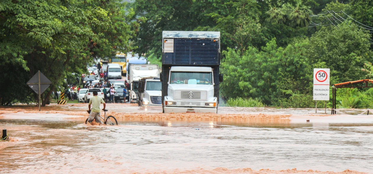 Caminhão se arrisca ao tentar passar por alagamento na BR 343
