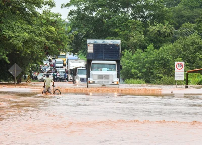 Caminhão se arrisca ao tentar passar por alagamento na BR 343