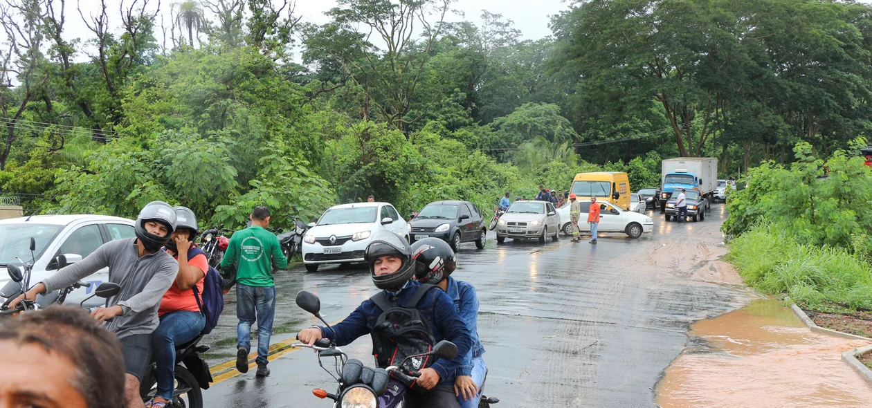 Congestionamento na BR 343 após alagamento