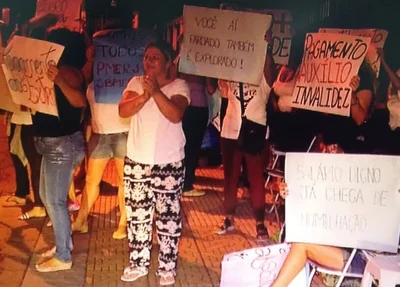 Familiares fazem manifestação na frente de batalhões da PM no Rio