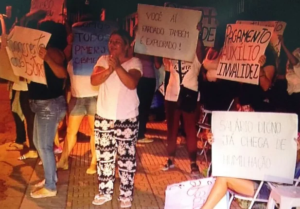 Familiares fazem manifestação na frente de batalhões da PM no Rio
