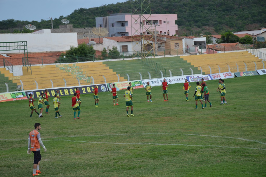 Jogadores fazem aquecimento antes do inicio do coletivo