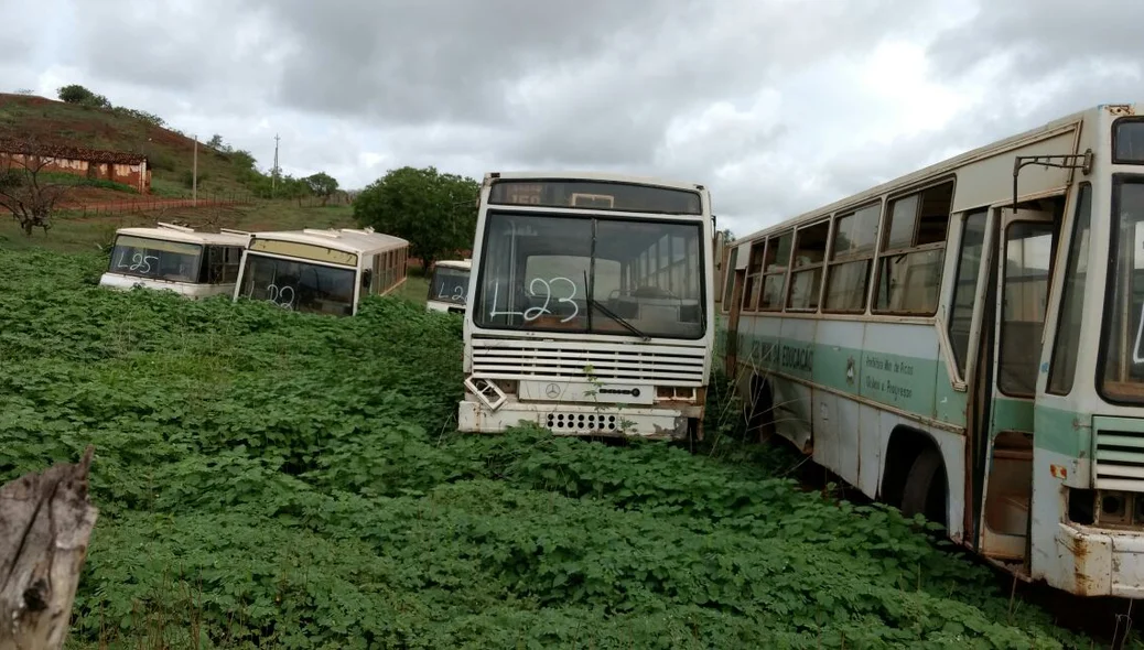 ônibus abandonados em Picos