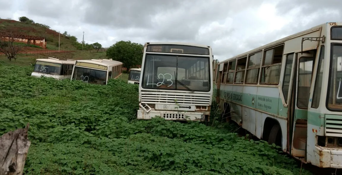 ônibus abandonados em Picos