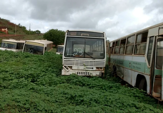 ônibus abandonados em Picos