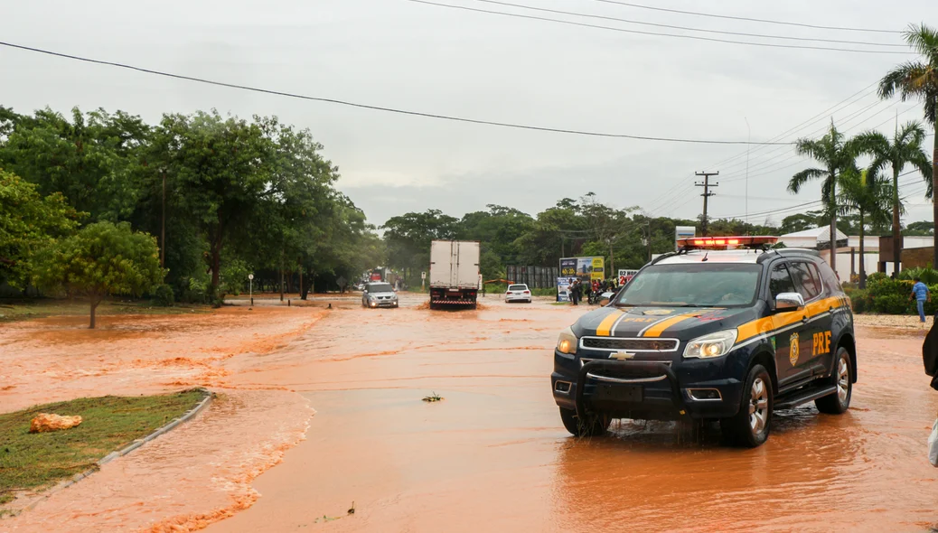 PRF tenta organizar trânsito após alagamento na BR 343