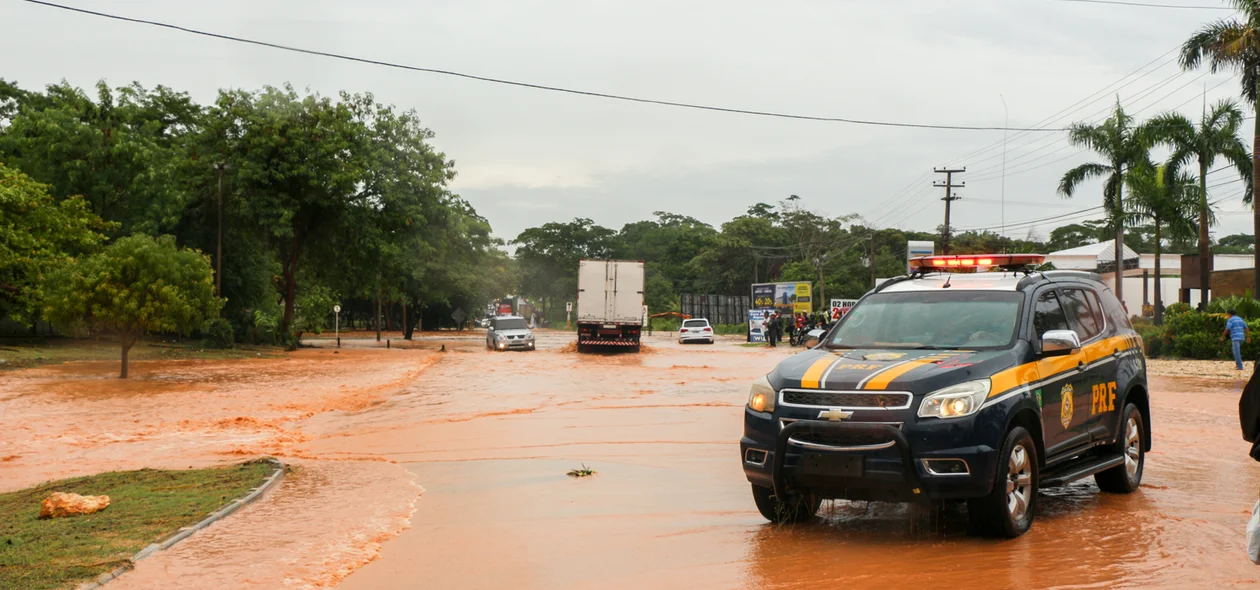 PRF tenta organizar trânsito após alagamento na BR 343