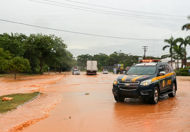 Chuva causa alagamentos em várias regiões da cidade de Teresina