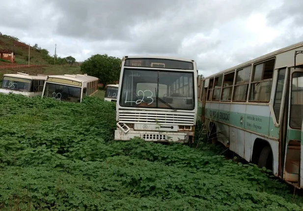 Veículos abandonados na cidade de Picos