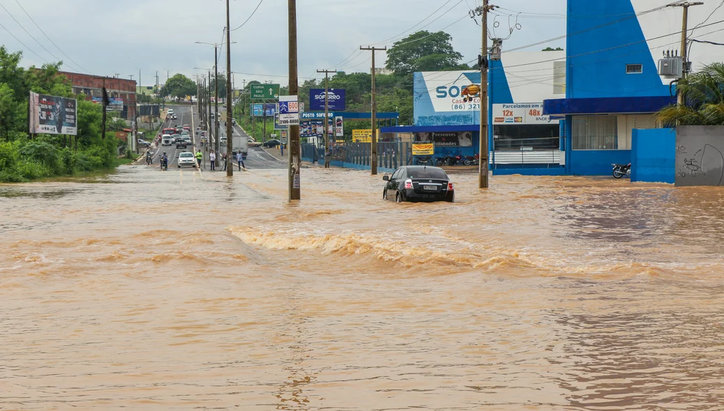 Veículo não conseguiu passar por trecho alagado na Avenida Noé Mendes