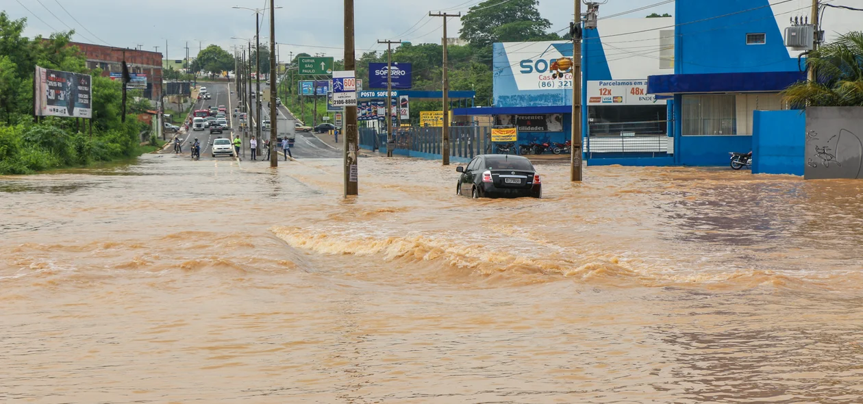 Veículo não conseguiu passar por trecho alagado na Avenida Noé Mendes