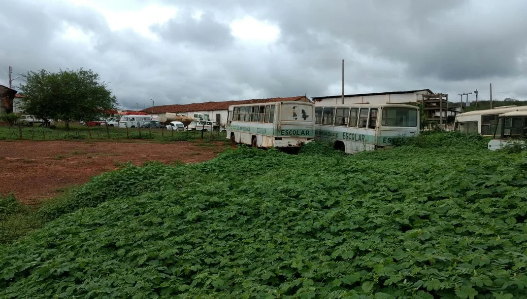 Veículos abandonados em picos
