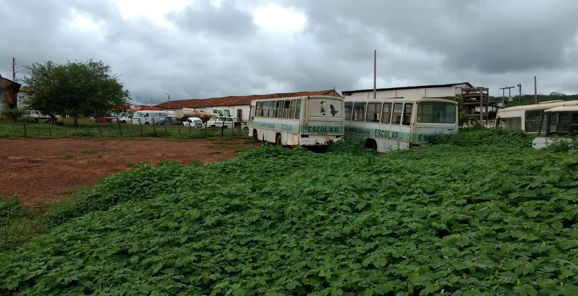 Veículos abandonados em picos