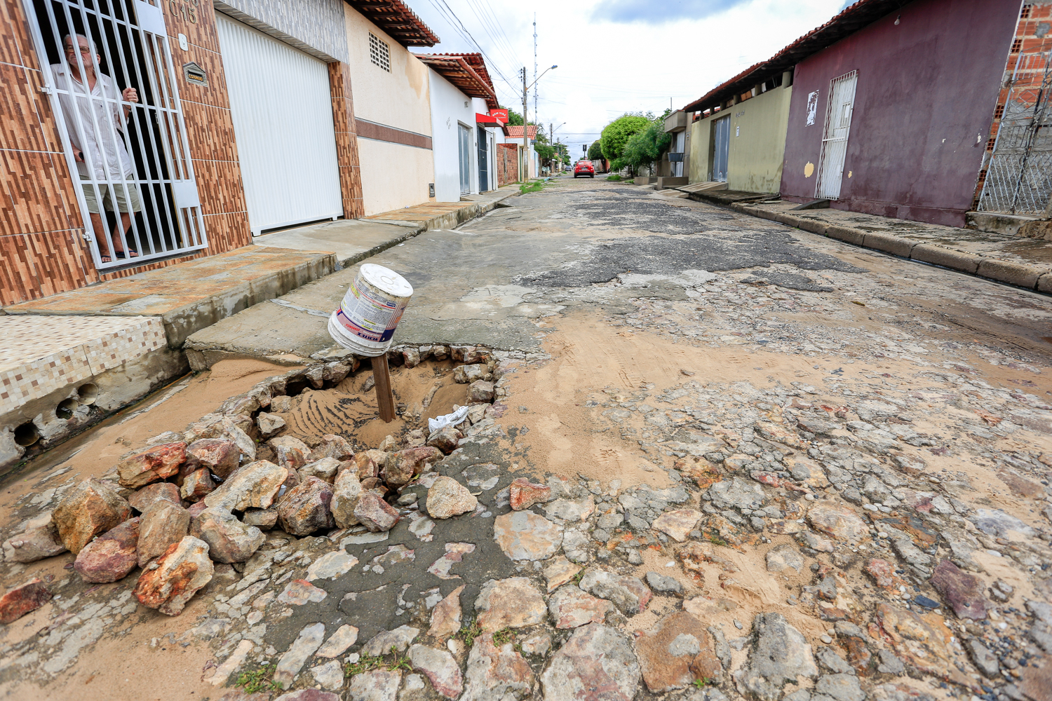 Buraco causado pelas constantes chuvas 