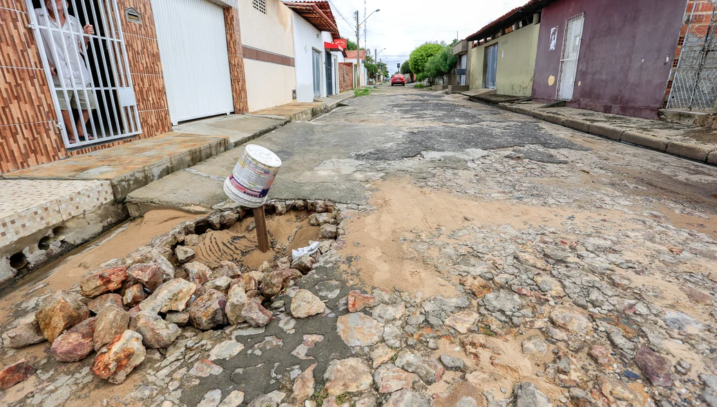 Buraco causado pelas constantes chuvas 