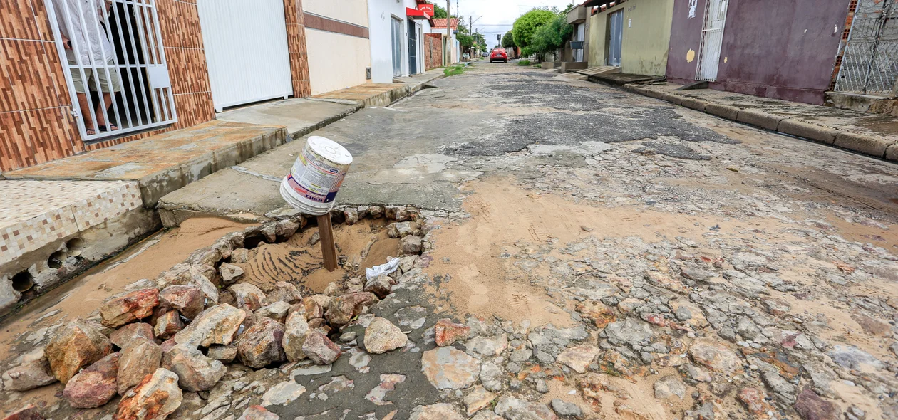 Buraco causado pelas constantes chuvas 