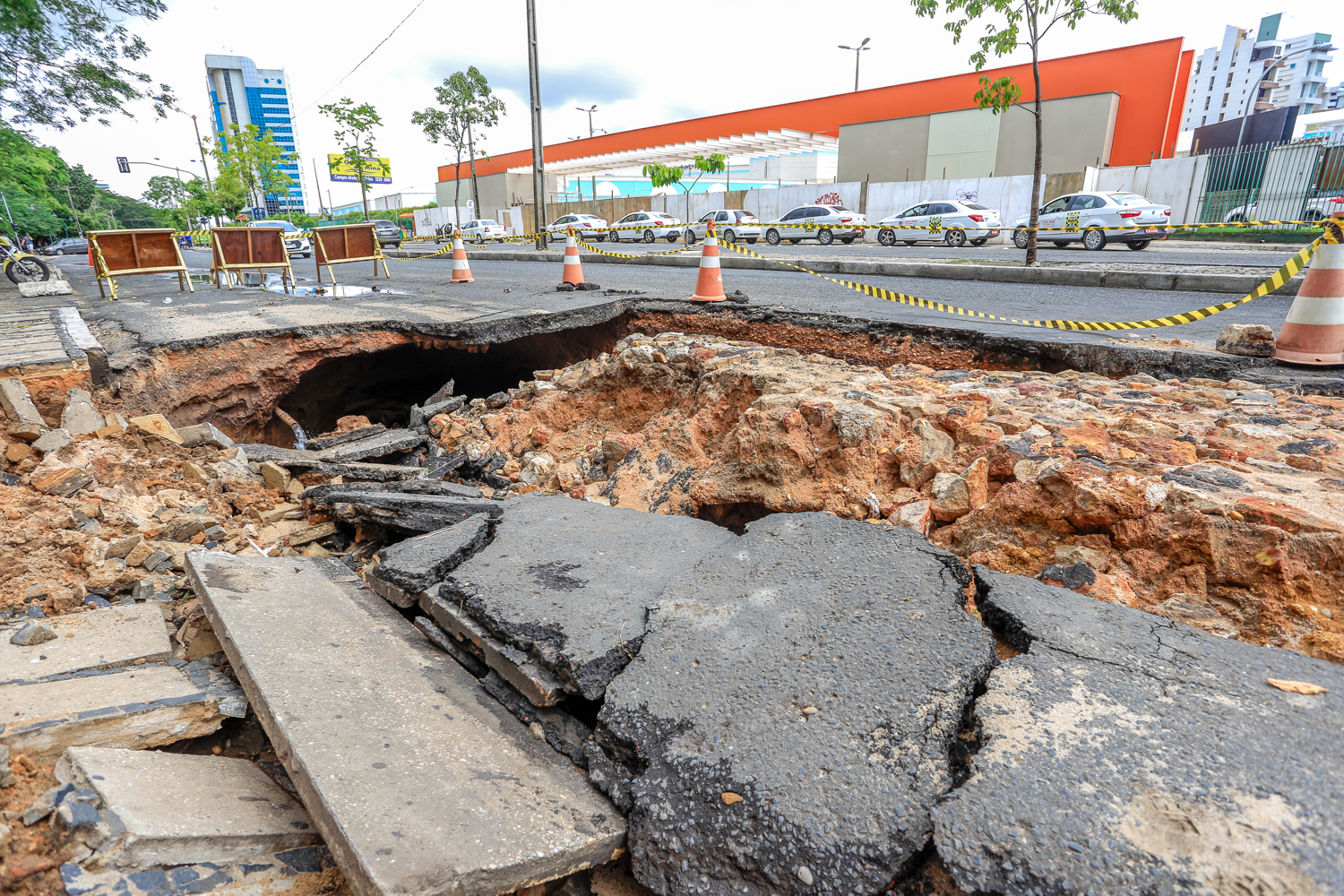 Buraco deixa parte da Avenida Raul Lopes interditada